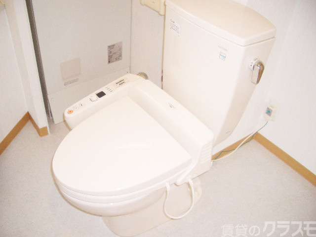 トイレ　今や生活必需品の温水洗浄便座も完備☆