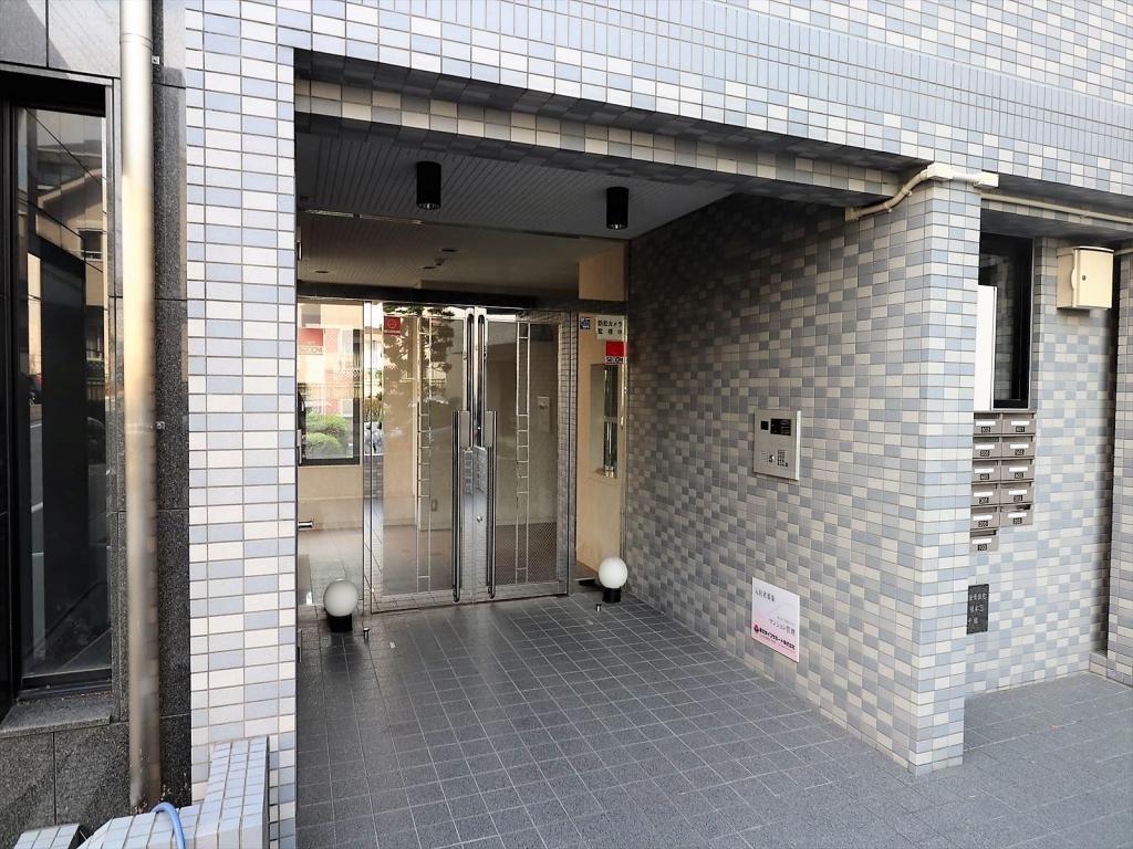 エントランス　防犯カメラ付きで安心です