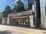 コンビニ　セブン-イレブン 四谷４丁目店（コンビニ）まで195m