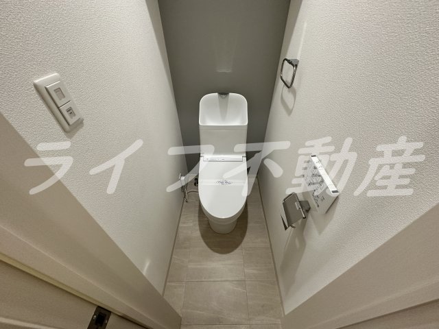 トイレ　落ち着いた色調のトイレです
