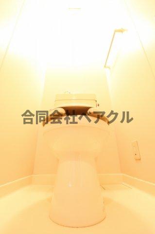 トイレ　落ち着いた色調のトイレです