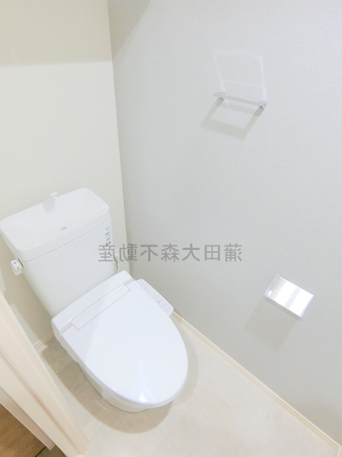 トイレ　棚収納と温水洗浄便座付きのトイレ