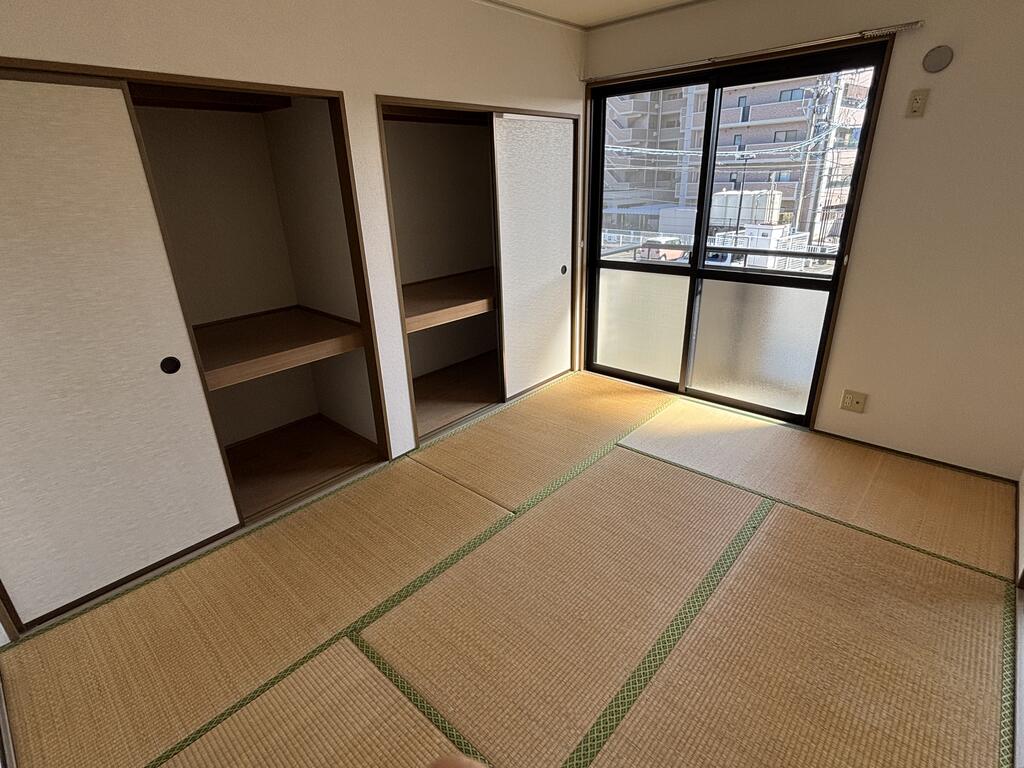 その他部屋・スペース　南面の和室には収納たっぷりの押し入れ！