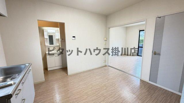 ＪＲ東海道本線 菊川駅 徒歩180分 2階建 築30年の居間写真