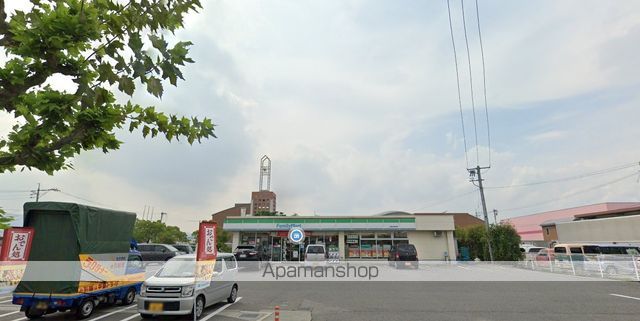 コンビニ　ファミリーマート（コンビニ）まで300m