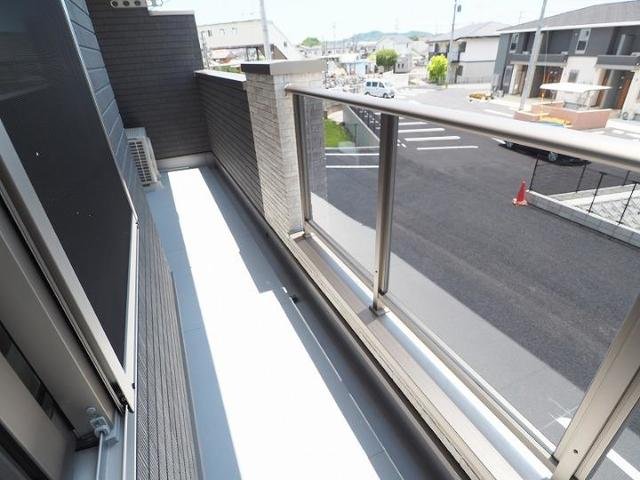 バルコニー　外からの目が気にならないバルコニーで洗濯物が干せます