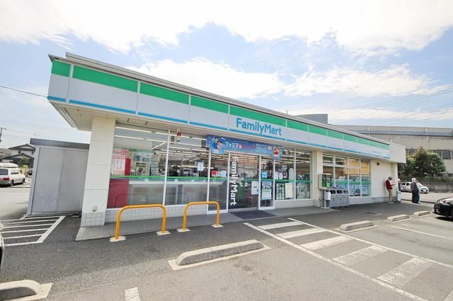 コンビニ　ファミリーマート宮本町二丁目店（コンビニ）まで557m