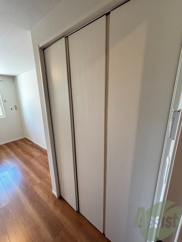 収納　洋室にあるクローゼットです。両開きになっています。