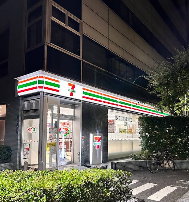 コンビニ　セブンイレブン港区芝1丁目店（コンビニ）まで174m