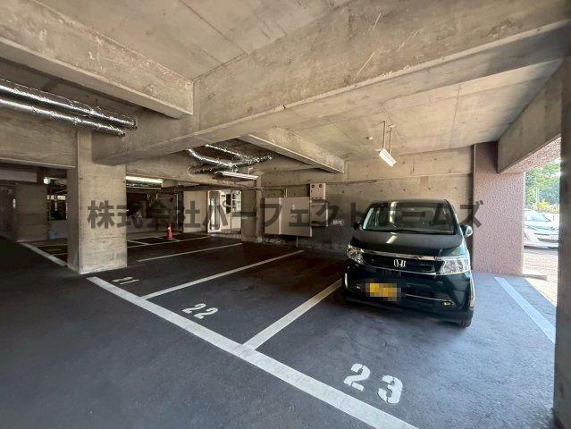 駐車場　駐車場があるので、車を買う予定の方も安心です