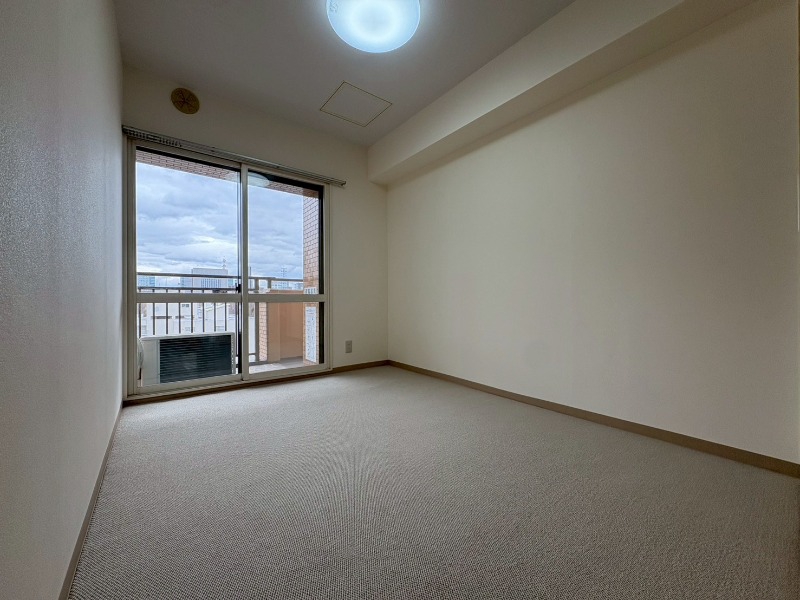 その他部屋・スペース　こちらのお部屋は光が差し込む、温かみのあるお部屋です。