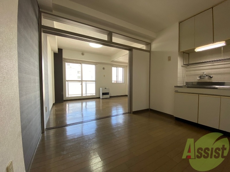 居室・リビング　木目のフローリングは落ち着きのある印象のお部屋になりますね。