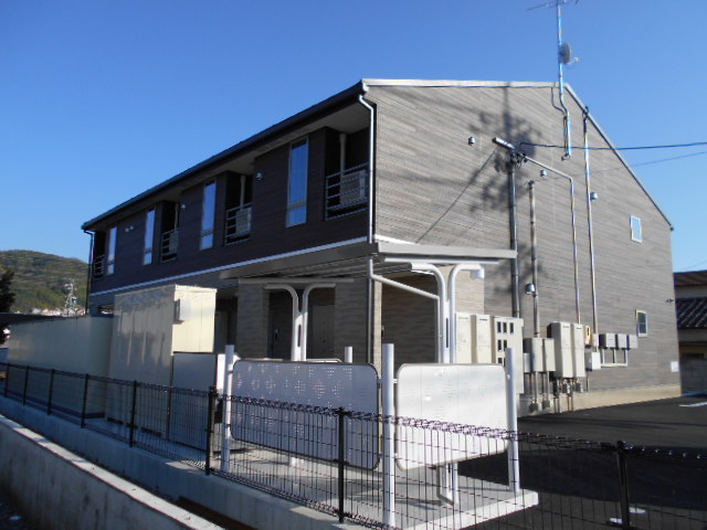 建物外観　建物玄関側（北面）を北西方向より撮影