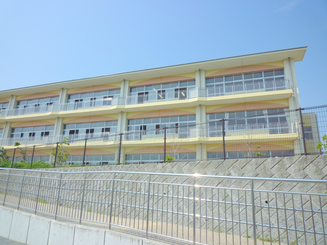 小学校　浜松市立雄踏小学校（小学校）まで528m