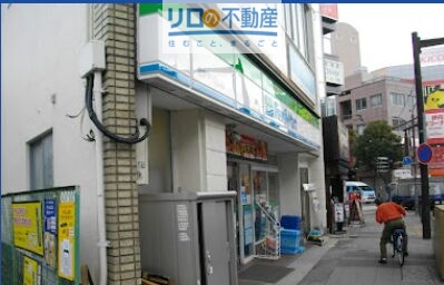 コンビニ　ファミリーマート阪急伊丹駅前店（コンビニ）まで162m