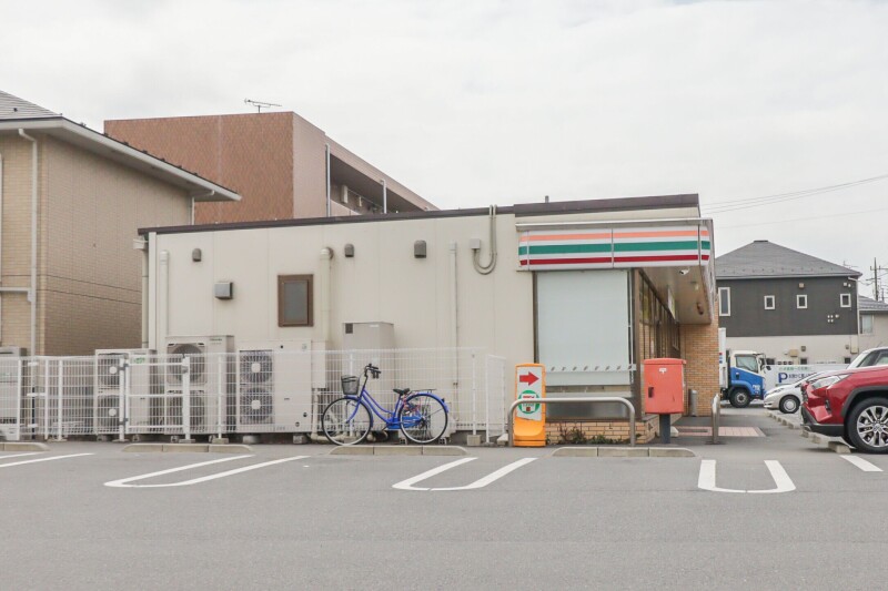 コンビニ　セブンイレブン伊勢崎堀口町店（コンビニ）まで919m