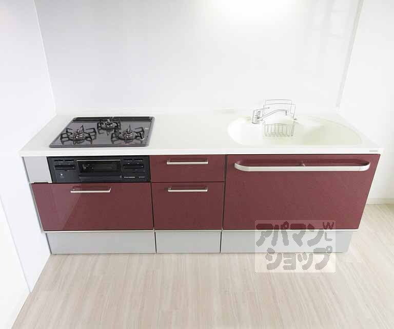 キッチン　３口ガスコンロ付きのシステムキッチンです。