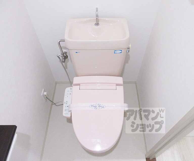 トイレ　温水洗浄便座付きです。