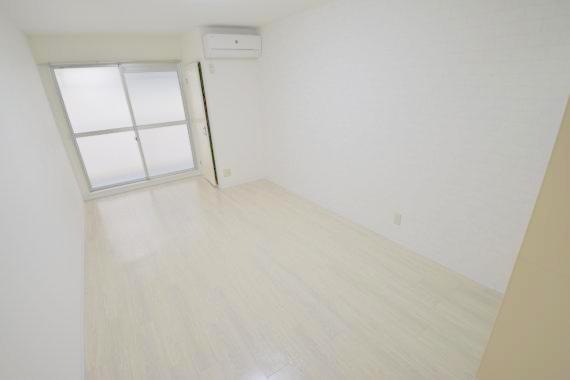 居室・リビング　白を基調とした内装でおしゃれで、落ち着ける空間です。