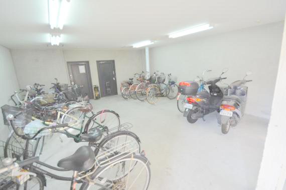 駐車場　あなたの大事な自転車も安心してとめることができますね。