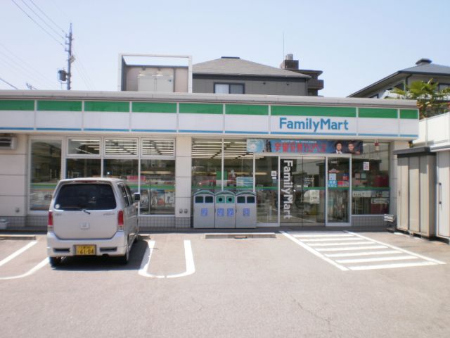 コンビニ　ファミリーマート（コンビニ）まで820m