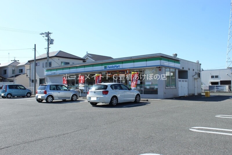コンビニ　ファミリーマート豊川牛久保通店（コンビニ）まで501m