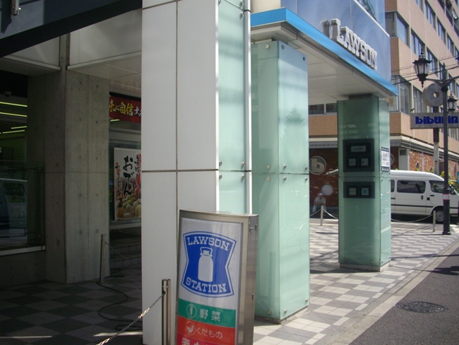 コンビニ　ローソン六本木三丁目店（コンビニ）まで382m