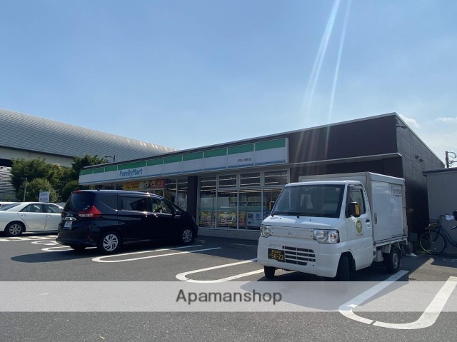 コンビニ　ファミリーマート草加八幡町店（コンビニ）まで384m