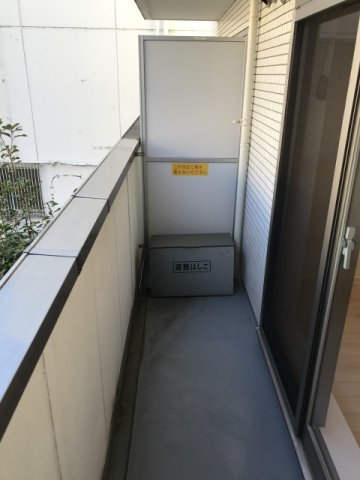 バルコニー　暖かな日差しのふりそそぐバルコニー