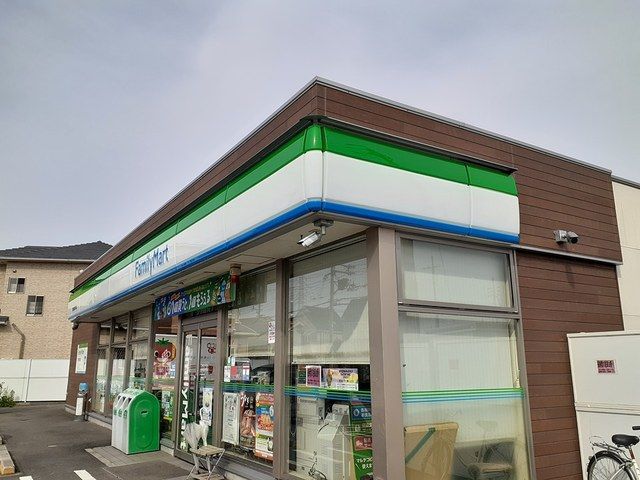 コンビニ　ファミリーマート様（コンビニ）まで406m