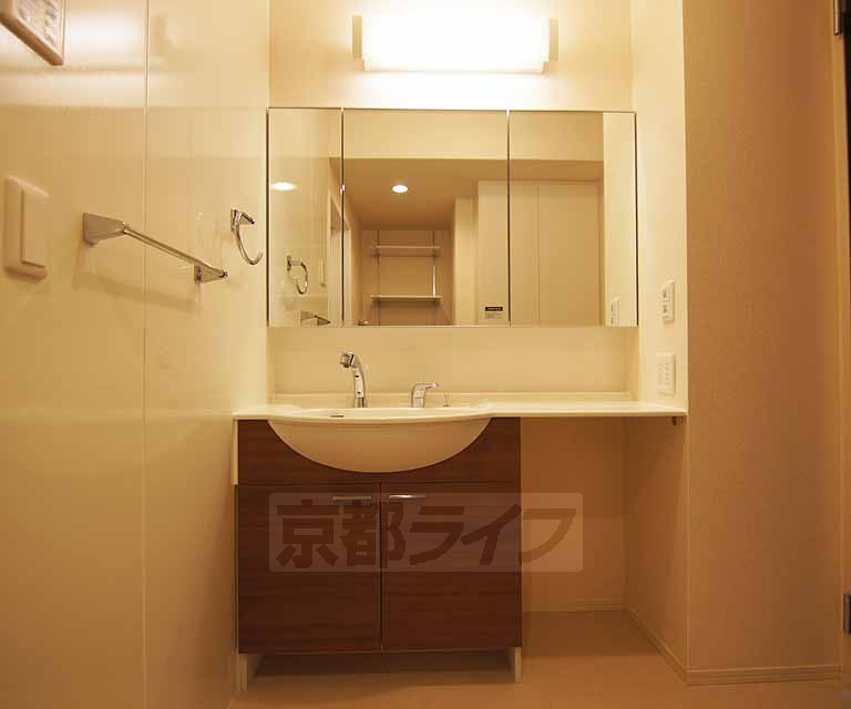 洗面設備　大きな鏡が特徴的な洗面台です。