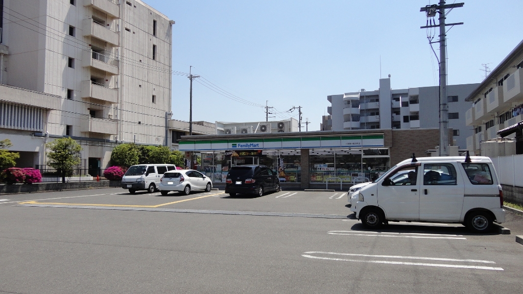 コンビニ　ファミリーマート 八尾南本町店（コンビニ）まで34m