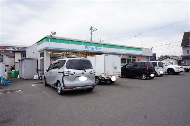 コンビニ　ファミリーマート（コンビニ）まで777m