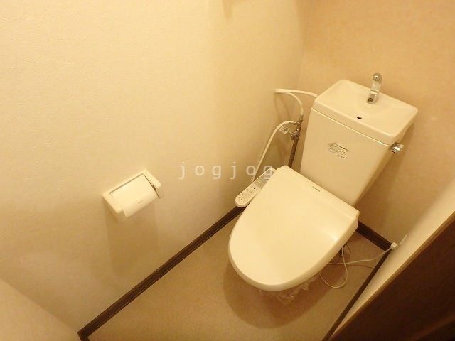 トイレ　嬉しい温水洗浄便座付きのトイレです。