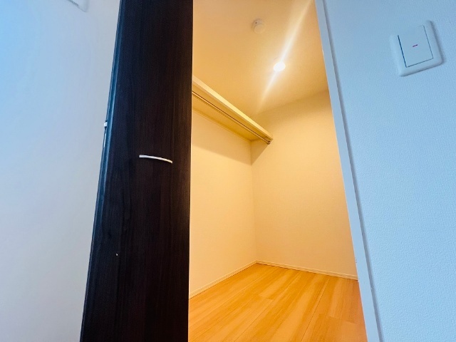 収納　同一建物内１０６号室内装写真転載
