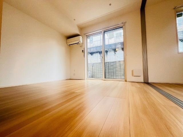 居室・リビング　同一建物内１０６号室内装写真転載