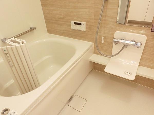 バス・シャワールーム　浴室乾燥機、追い焚き機能付きバス！