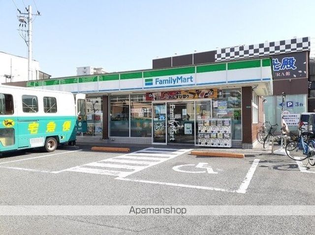 コンビニ　ファミリーマート瓜破東店様（コンビニ）まで300m
