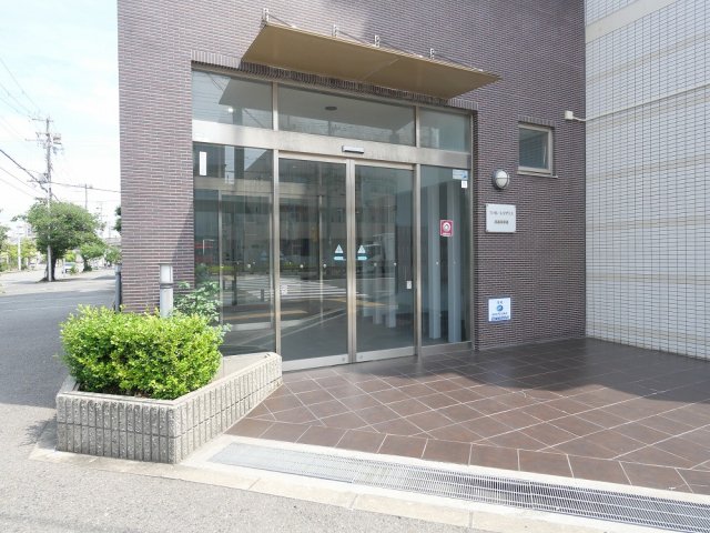 エントランス　落ち着いたエントランスです