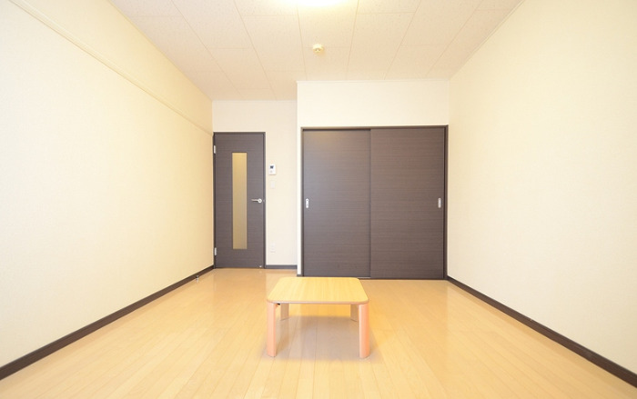 京急本線 弘明寺駅 徒歩12分 2階建 築16年の居間写真