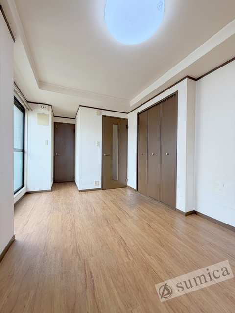 居室・リビング　窓が大きくて明るいお部屋です♪