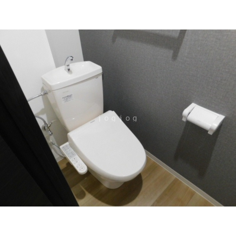 トイレ　嬉しい温水洗浄便座付きのトイレです。
