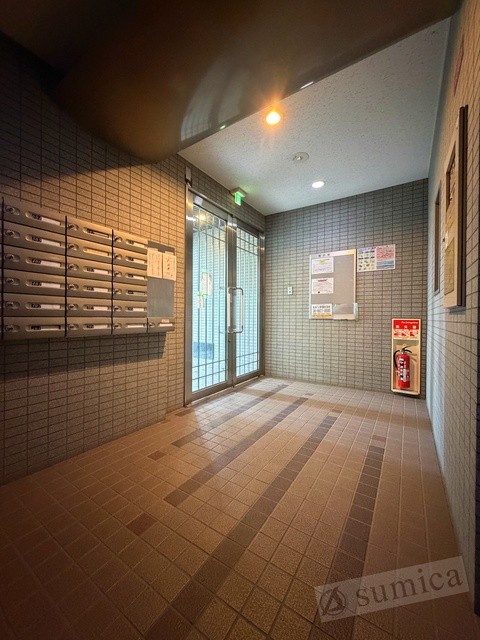 ロビー　落ち着いたエントランス。マンションを演出します。