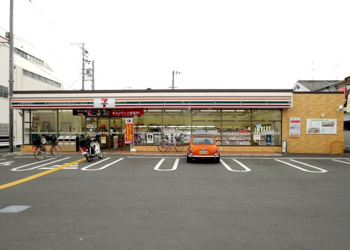 コンビニ　セブンイレブン（コンビニ）まで242m