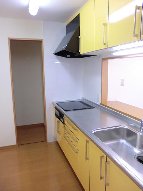 キッチン　広々作業スペースとシンクでお料理もはかどります