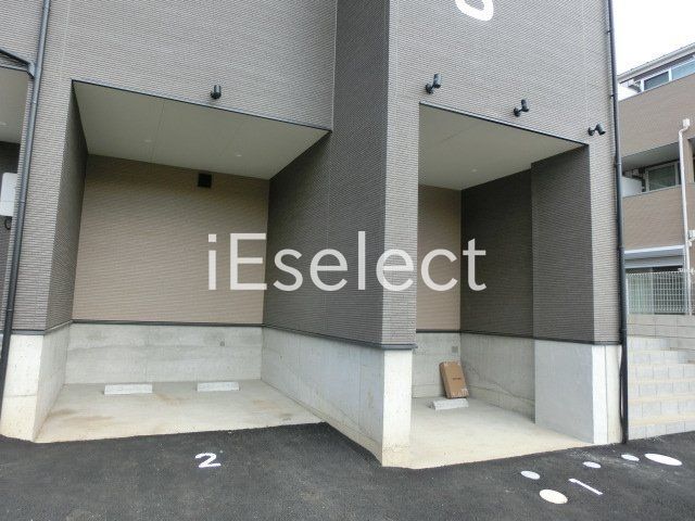 その他　少し屋根が付いた駐車場もございます