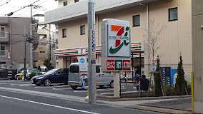 コンビニ　セブンイレブン 初台店（コンビニ）まで241m