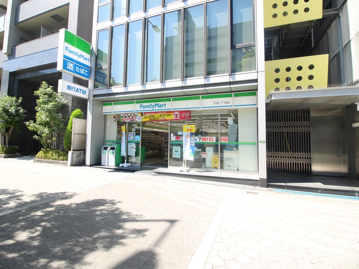 コンビニ　ファミリーマート（コンビニ）まで74m