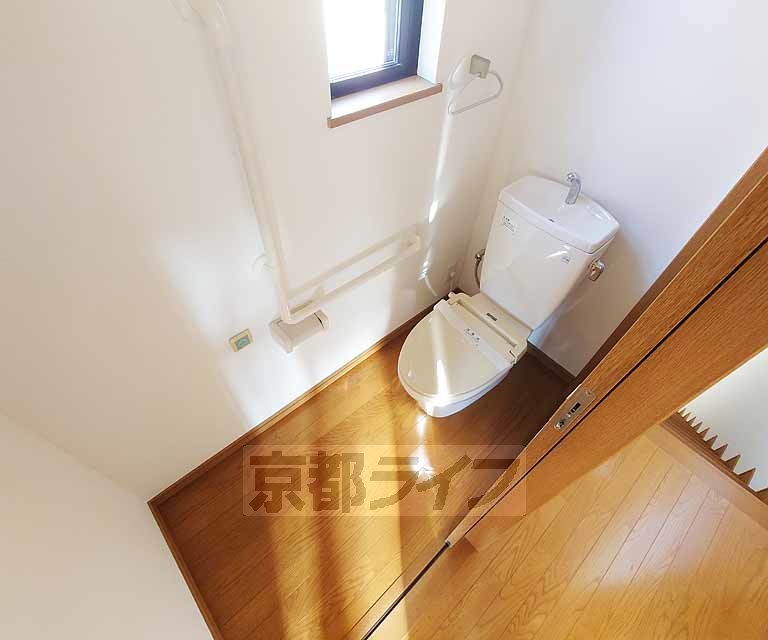 トイレ　トイレに手すりがあります。