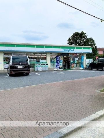 コンビニ　ファミリーマートあきる野草花店（コンビニ）まで850m